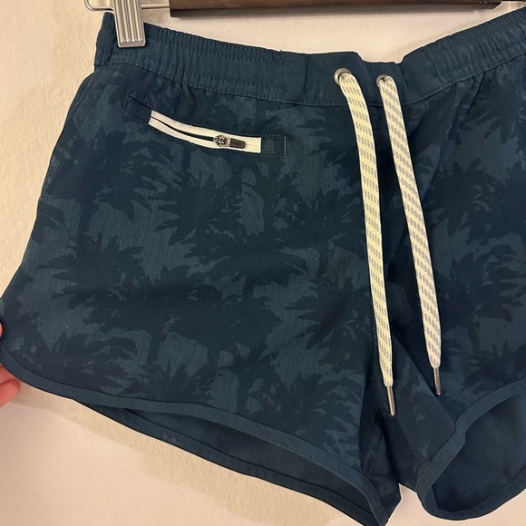 Vuori Women’s Tavi Short - Indigo Palm Small - Picture 4 of 6